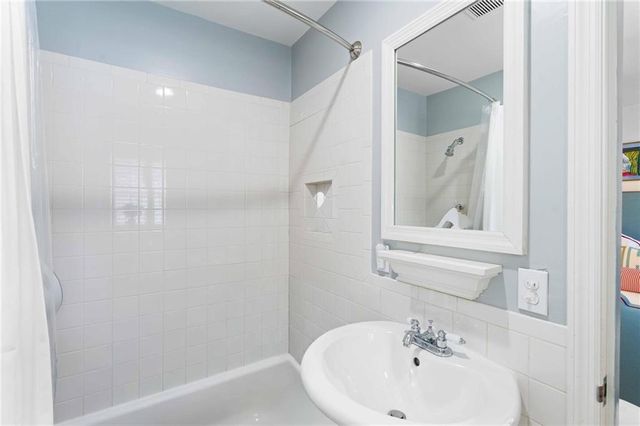 1556 Walthall Court NW, Atlanta, GA 30318
