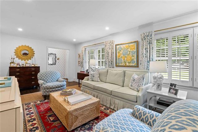 1556 Walthall Court NW, Atlanta, GA 30318