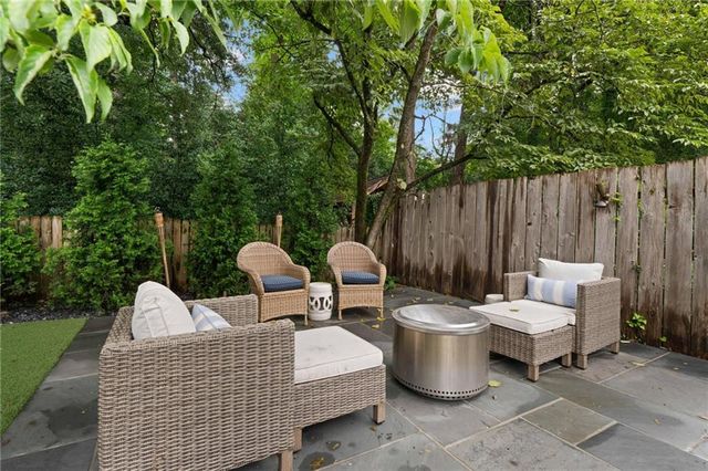 1556 Walthall Court NW, Atlanta, GA 30318