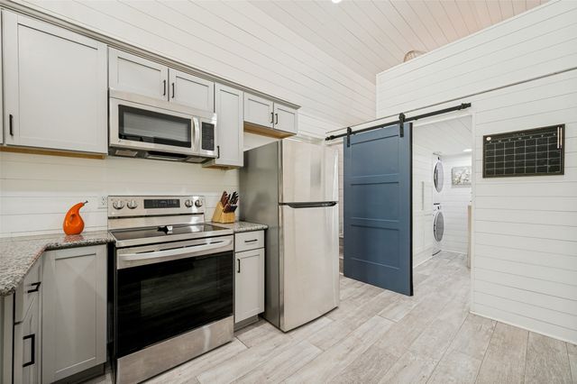 555 Yowell Hill Road, Tom Bean, TX 75491