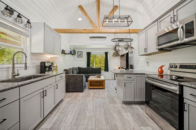 555 Yowell Hill Road, Tom Bean, TX 75491
