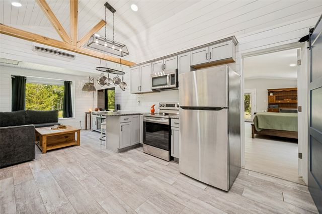555 Yowell Hill Road, Tom Bean, TX 75491