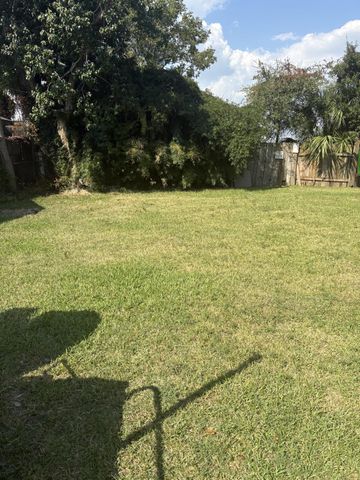 6 Pine Bluff Street, La Porte, TX 77571