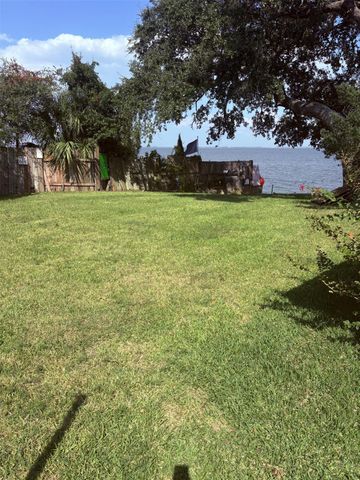 6 Pine Bluff Street, La Porte, TX 77571