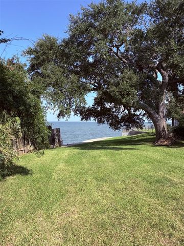 6 Pine Bluff Street, La Porte, TX 77571