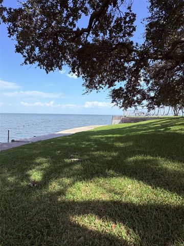 6 Pine Bluff Street, La Porte, TX 77571