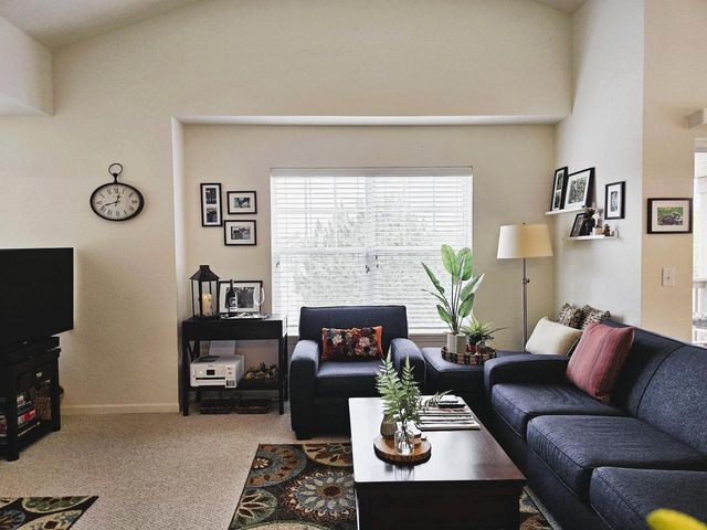N16W26401 Meadowgrass CIRCLE #B, Pewaukee, WI 53072