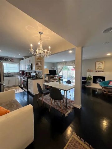 19030 Community, Los Angeles, CA 91324