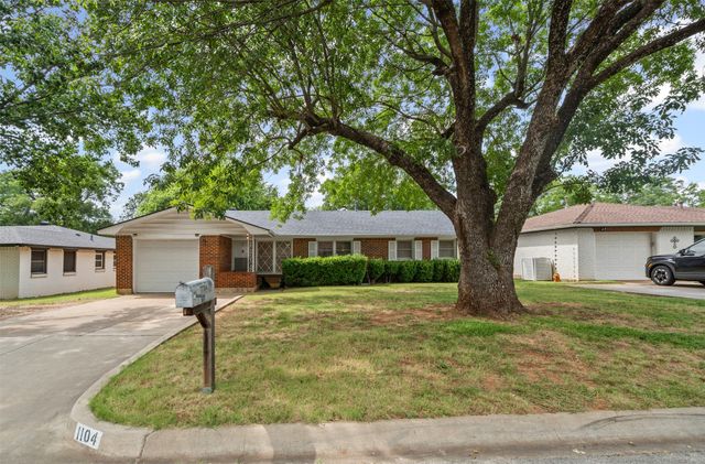 1104 Center Street, Cleburne, TX 76033