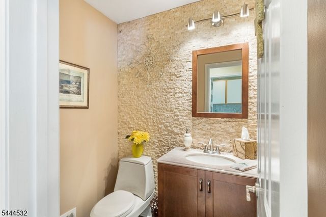 1 Winters Drive, Lebanon Twp., NJ 08826