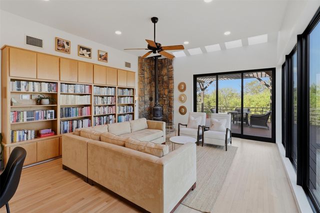 100 Derby DR, Spicewood, TX 78669
