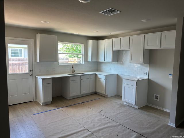 240 W martindale st, Seguin, TX 78155