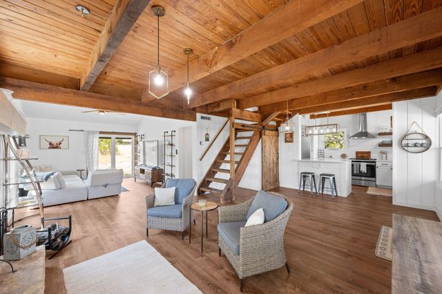 650 Springlake DR, Dripping Springs, TX 78620