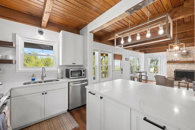 650 Springlake DR, Dripping Springs, TX 78620