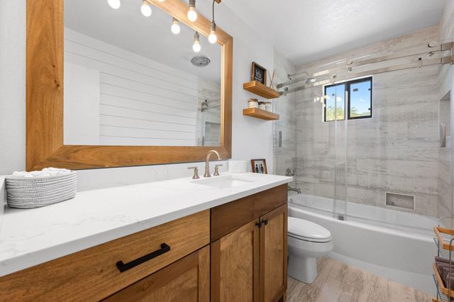 650 Springlake DR, Dripping Springs, TX 78620