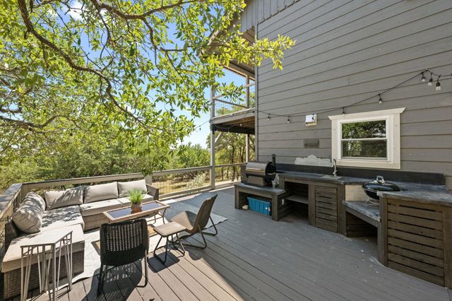 650 Springlake DR, Dripping Springs, TX 78620