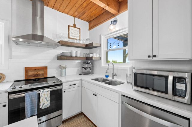 650 Springlake DR, Dripping Springs, TX 78620