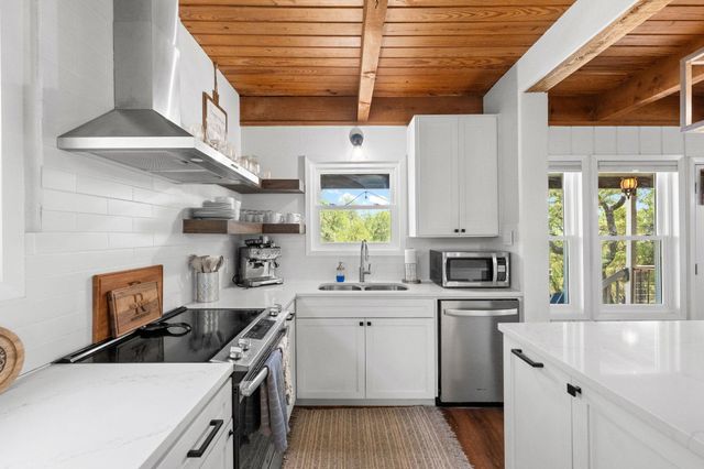 650 Springlake DR, Dripping Springs, TX 78620