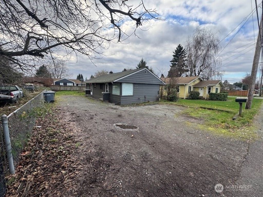 10908 10910 Valley Avenue E, Puyallup, WA 98372