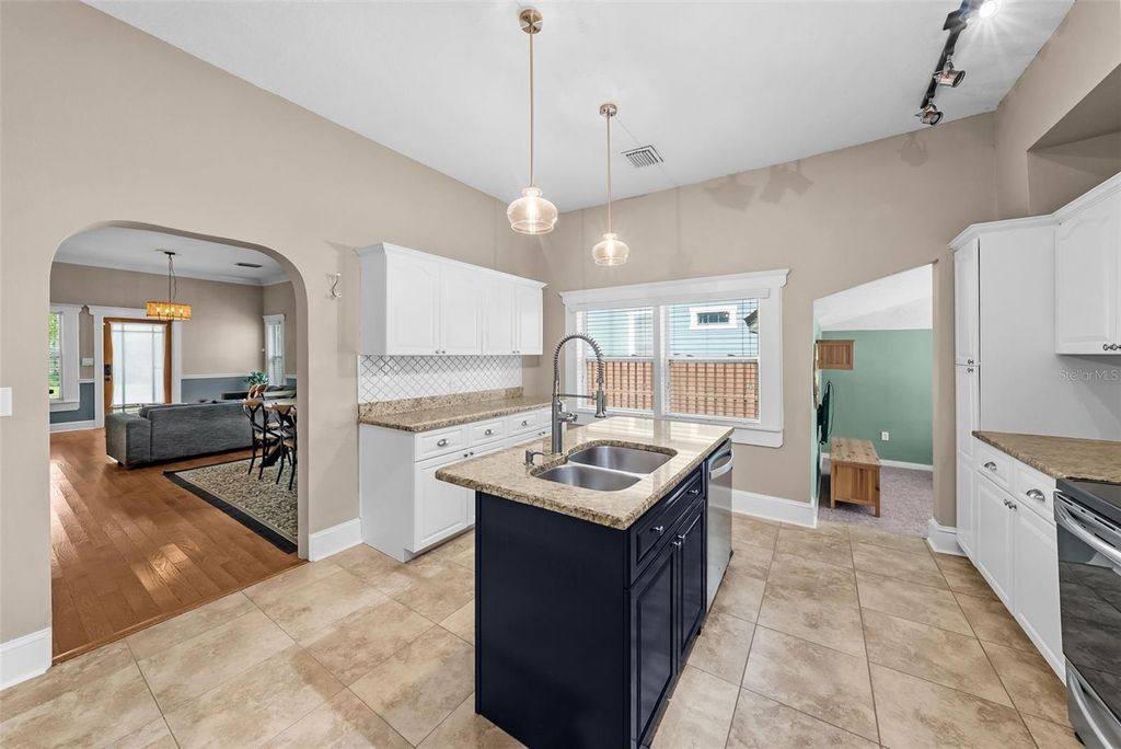Image 13 of property listing at 5507 N SEMINOLE AVENUE, Tampa, FL 33604
