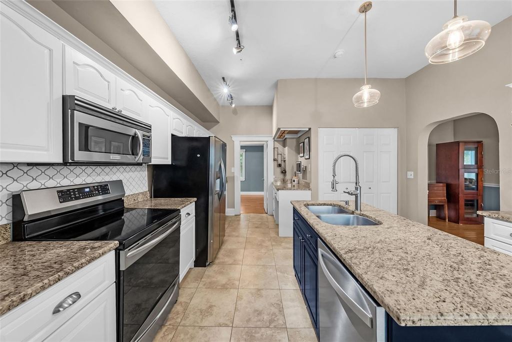 Image 14 of property listing at 5507 N SEMINOLE AVENUE, Tampa, FL 33604