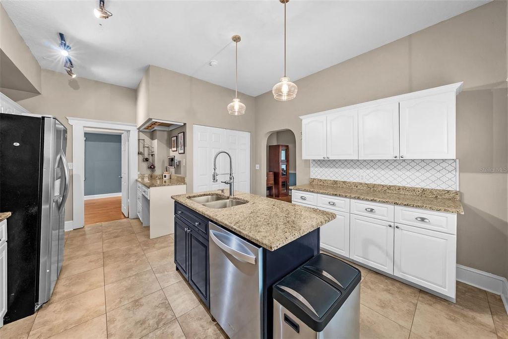 Image 15 of property listing at 5507 N SEMINOLE AVENUE, Tampa, FL 33604