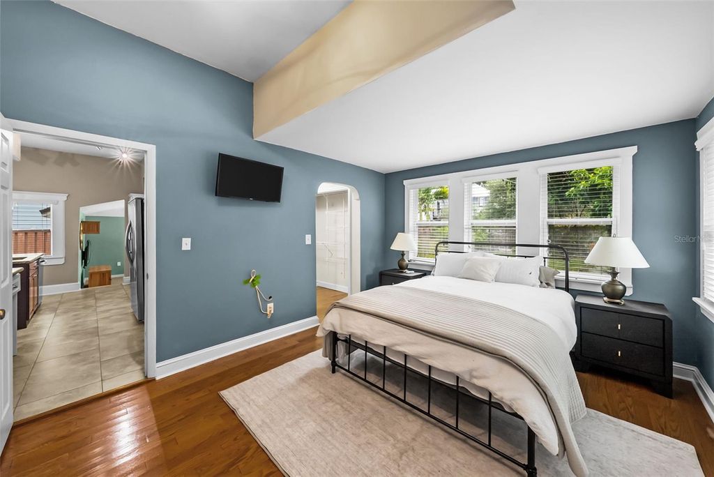 Image 19 of property listing at 5507 N SEMINOLE AVENUE, Tampa, FL 33604