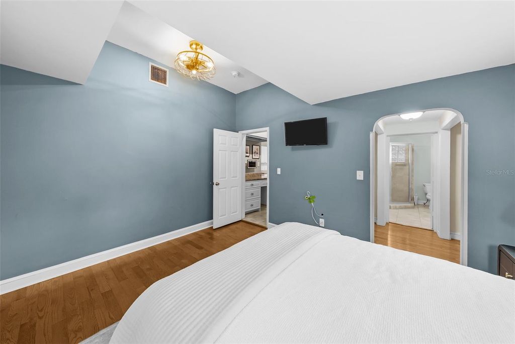 Image 20 of property listing at 5507 N SEMINOLE AVENUE, Tampa, FL 33604