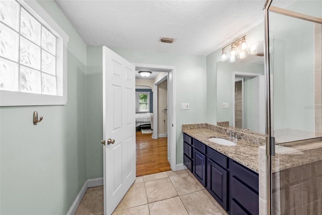 Image 23 of property listing at 5507 N SEMINOLE AVENUE, Tampa, FL 33604