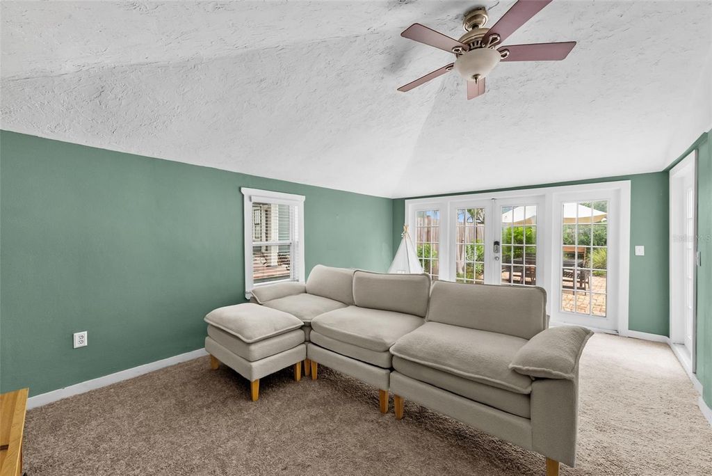 Image 25 of property listing at 5507 N SEMINOLE AVENUE, Tampa, FL 33604