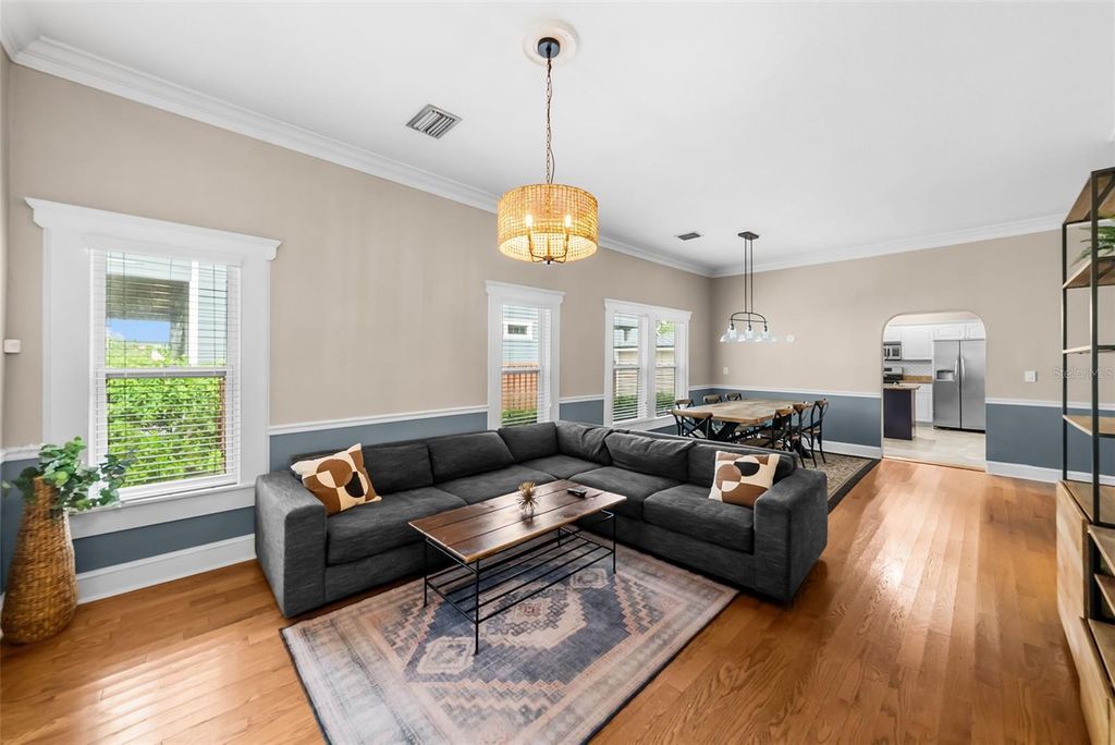 Image 4 of property listing at 5507 N SEMINOLE AVENUE, Tampa, FL 33604