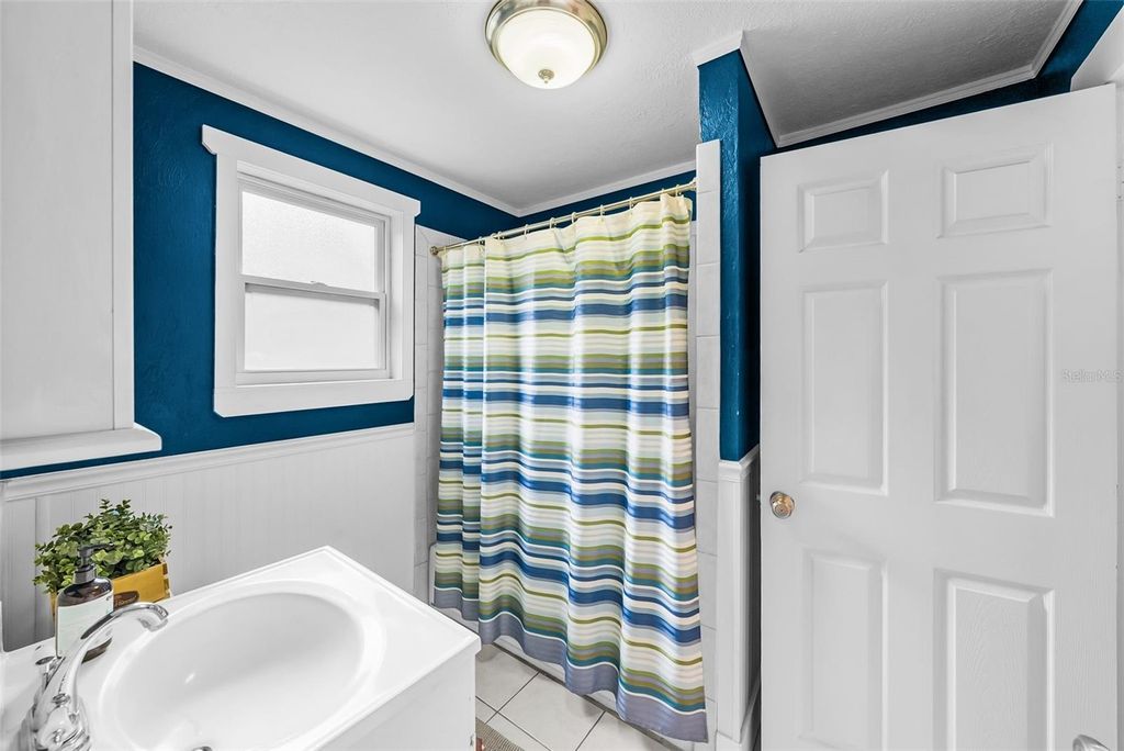 Image 31 of property listing at 5507 N SEMINOLE AVENUE, Tampa, FL 33604