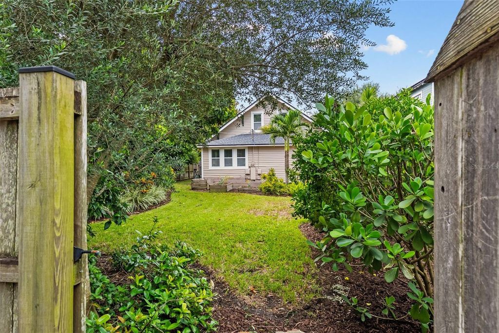 Image 45 of property listing at 5507 N SEMINOLE AVENUE, Tampa, FL 33604