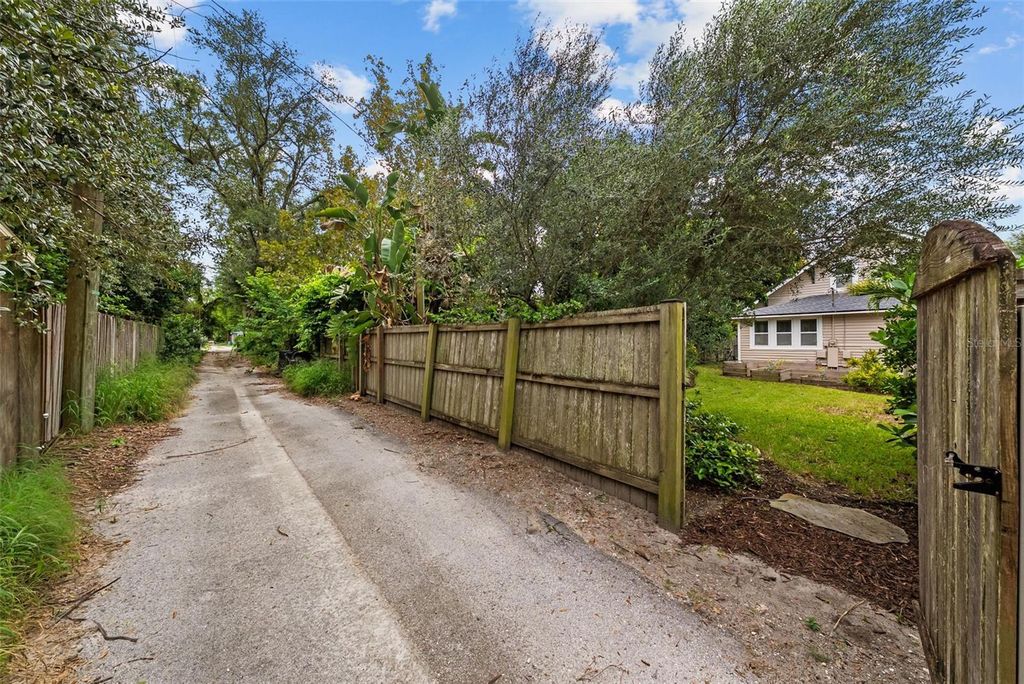 Image 46 of property listing at 5507 N SEMINOLE AVENUE, Tampa, FL 33604