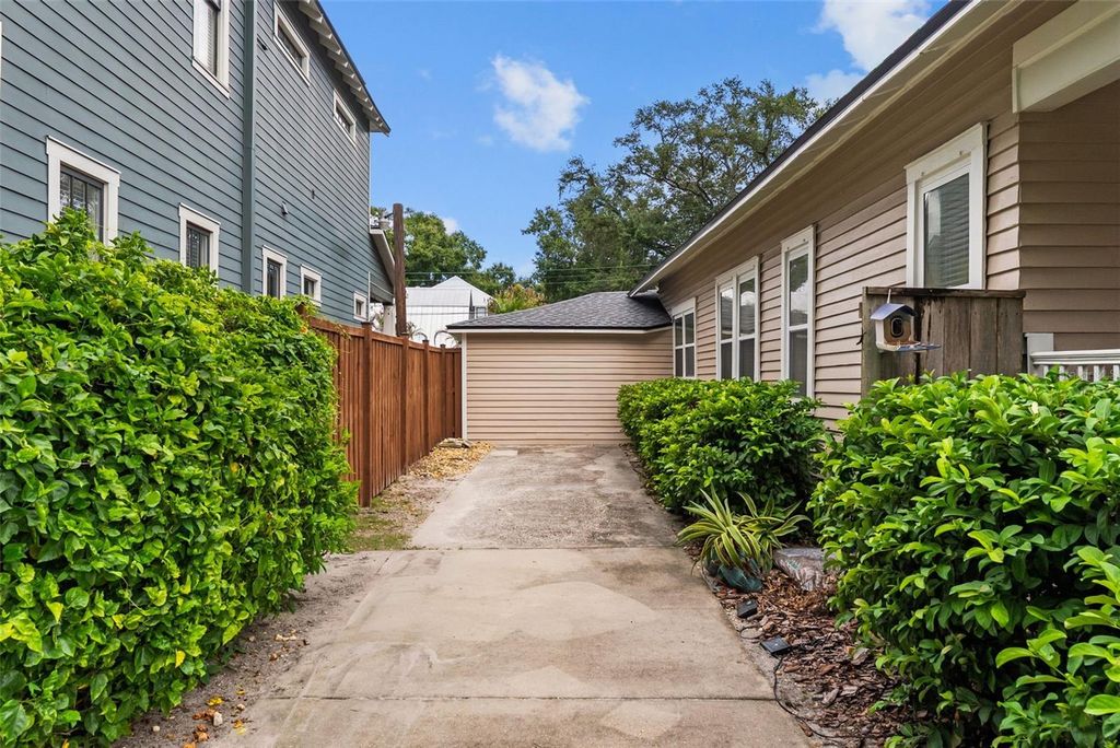 Image 53 of property listing at 5507 N SEMINOLE AVENUE, Tampa, FL 33604