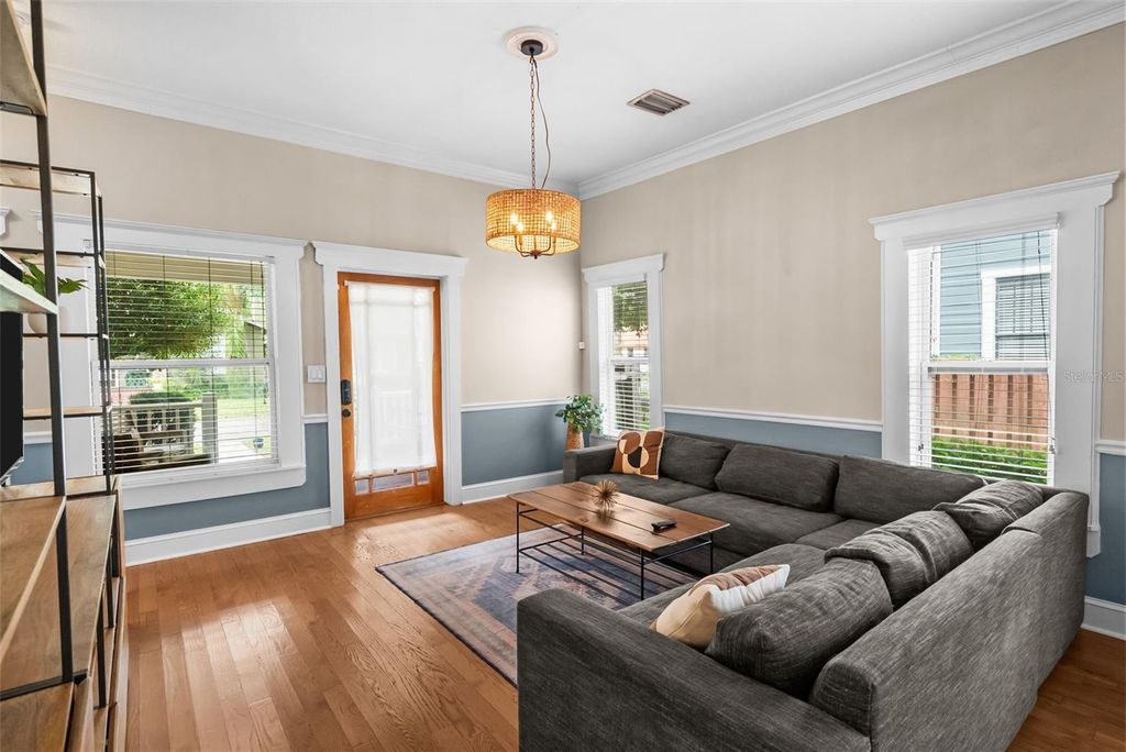 Image 7 of property listing at 5507 N SEMINOLE AVENUE, Tampa, FL 33604