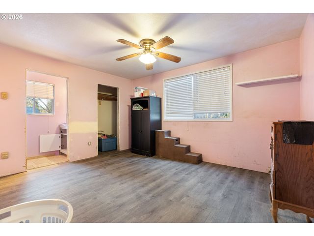 8225 Sw CHESTNUT St, Portland, OR 97223