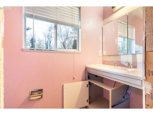 8225 Sw CHESTNUT St, Portland, OR 97223