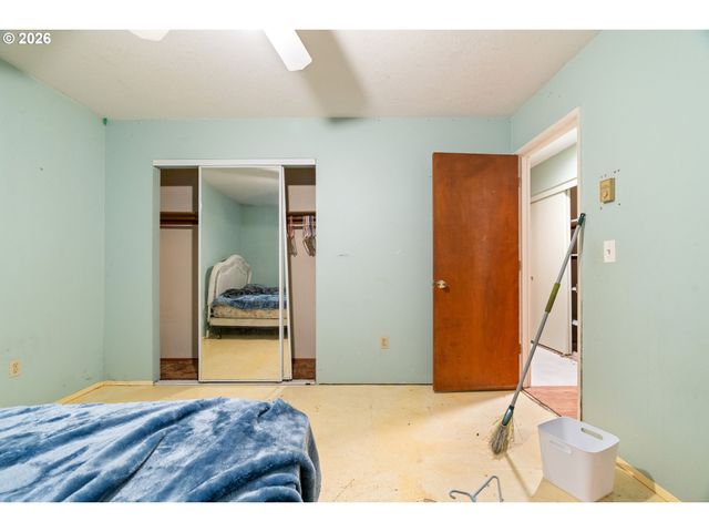 8225 Sw CHESTNUT St, Portland, OR 97223