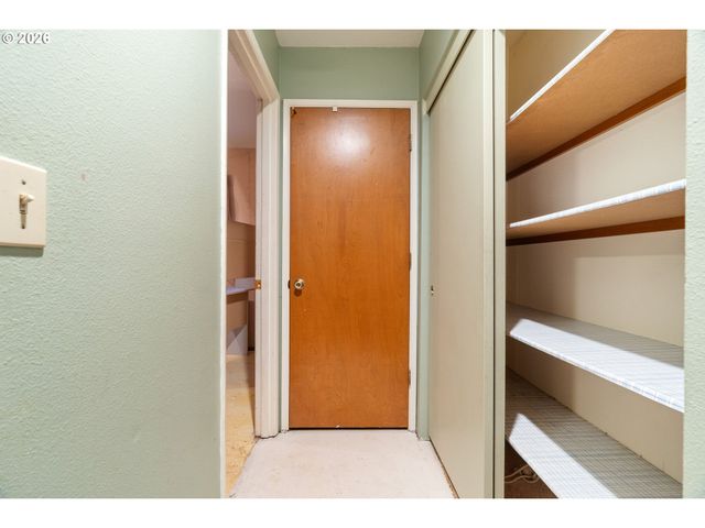 8225 Sw CHESTNUT St, Portland, OR 97223