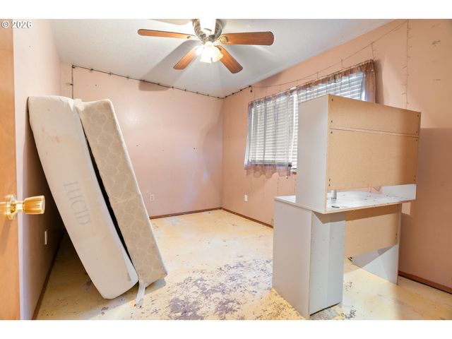 8225 Sw CHESTNUT St, Portland, OR 97223