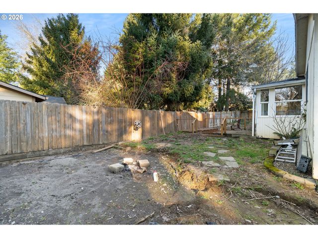 8225 Sw CHESTNUT St, Portland, OR 97223