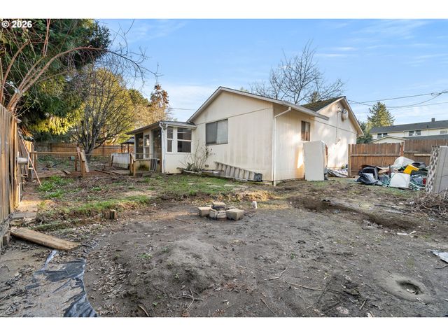 8225 Sw CHESTNUT St, Portland, OR 97223