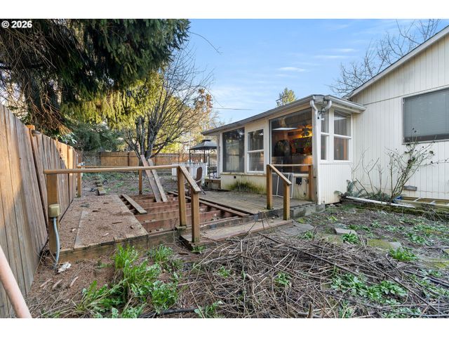 8225 Sw CHESTNUT St, Portland, OR 97223