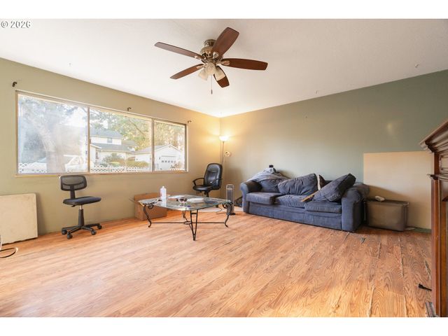 8225 Sw CHESTNUT St, Portland, OR 97223