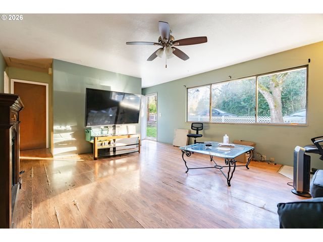 8225 Sw CHESTNUT St, Portland, OR 97223