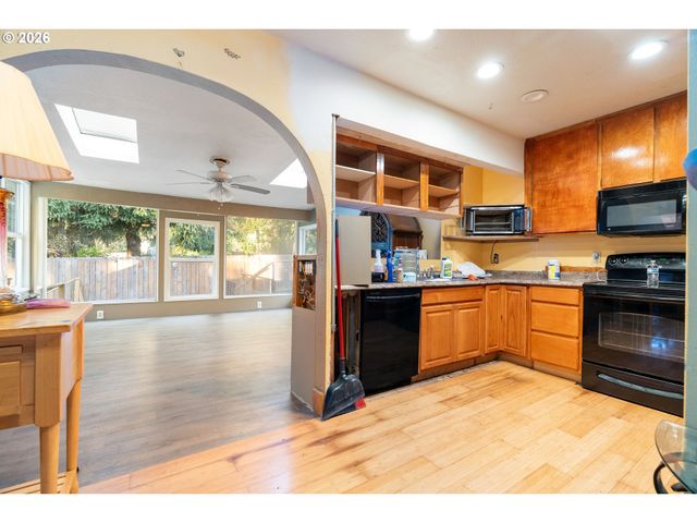 8225 Sw CHESTNUT St, Portland, OR 97223