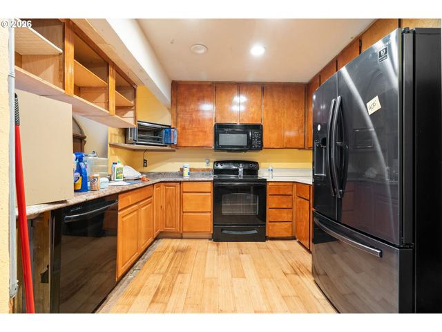 8225 Sw CHESTNUT St, Portland, OR 97223