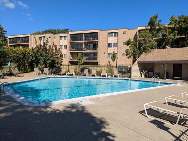 5645 Green Circle Drive 315, Minnetonka, MN 55343