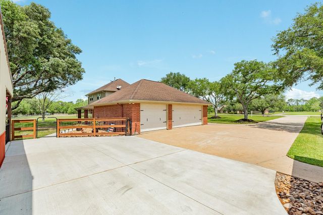 5620 County Road 166, Alvin, TX 77511